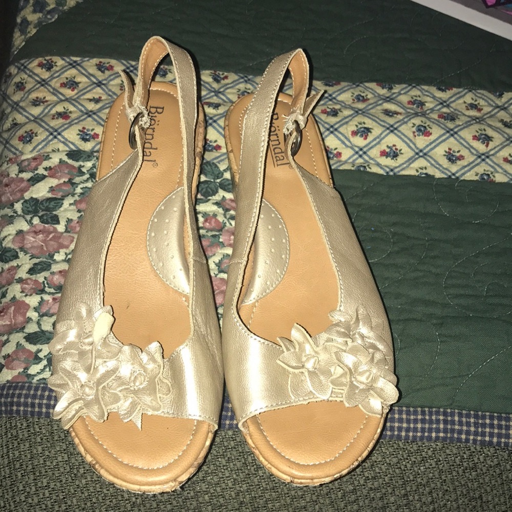 Bjorndal brushed gold wedges. EUC so comfy!